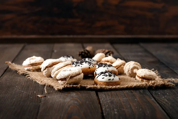 Schokoladenkekse auf rustikalem Holztisch. — Stockfoto