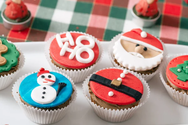 Pastelito de Navidad sobre la mesa . — Foto de Stock