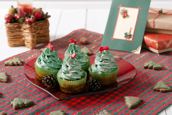 Pastelito de Navidad sobre la mesa . — Foto de Stock