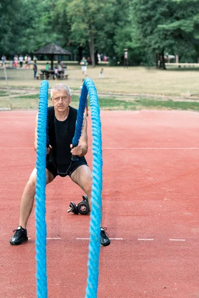 Hombre haciendo crossfit entrenamiento al aire libre — Foto de Stock