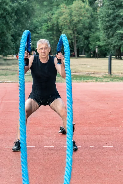CrossFit eğitim açık yapan erkek