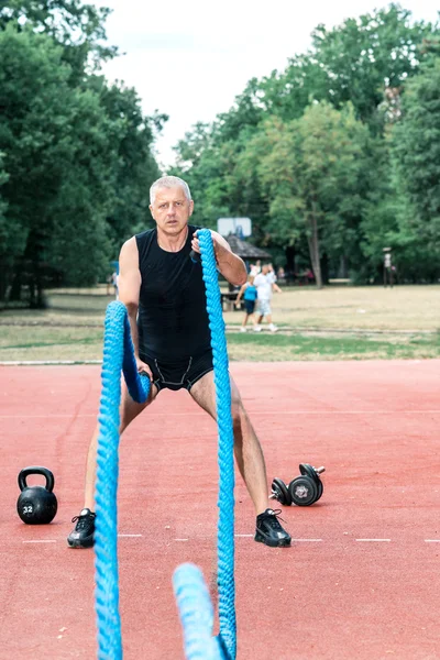 Hombre haciendo crossfit entrenamiento al aire libre — Foto de Stock