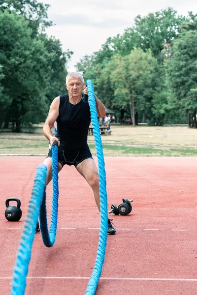 Hombre haciendo crossfit entrenamiento al aire libre — Foto de Stock