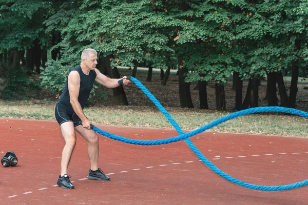 Hombre haciendo crossfit entrenamiento al aire libre — Foto de Stock