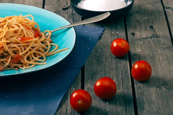 Pasta fatta in casa sul tavolo in legno rustico . — Foto Stock