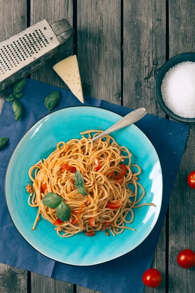 Pasta fatta in casa sul tavolo in legno rustico . — Foto Stock