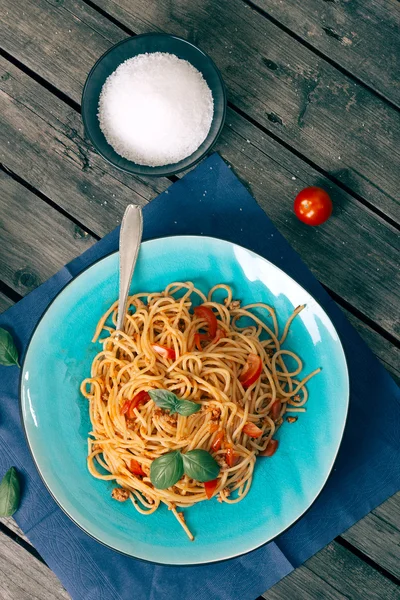 Pasta fatta in casa sul tavolo in legno rustico . — Foto Stock