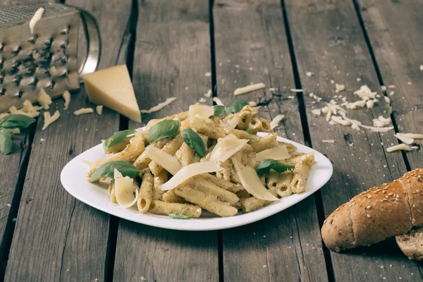 Pasta fatta in casa sul tavolo in legno rustico . — Foto Stock