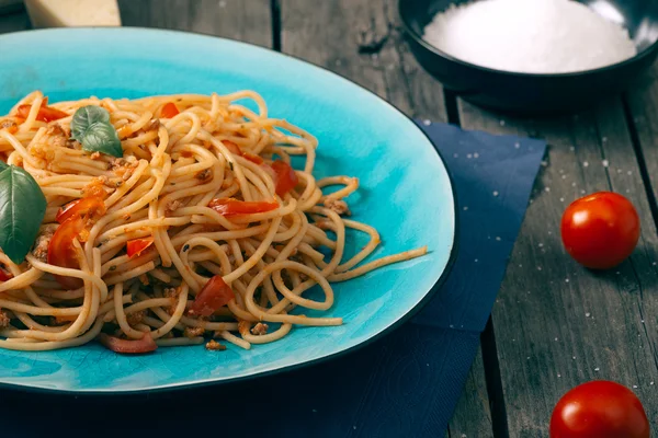 Pasta fatta in casa sul tavolo in legno rustico . — Foto Stock