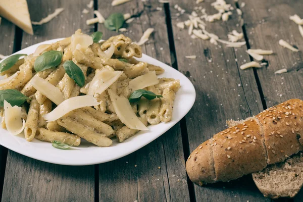 Pasta fatta in casa sul tavolo in legno rustico . — Foto Stock