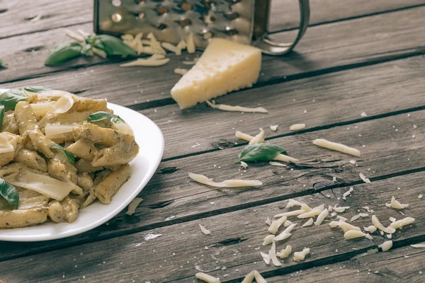 Pasta fatta in casa sul tavolo in legno rustico . — Foto Stock