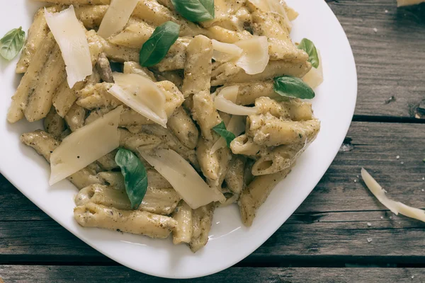 Pasta fatta in casa sul tavolo in legno rustico . — Foto Stock