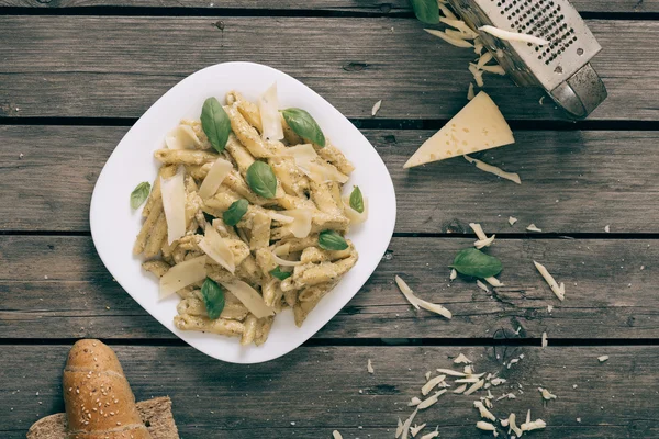 Pasta fatta in casa sul tavolo in legno rustico . — Foto Stock