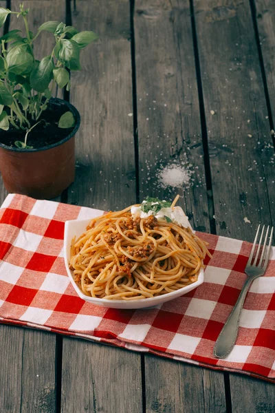 Pasta fatta in casa sul tavolo in legno rustico . — Foto Stock