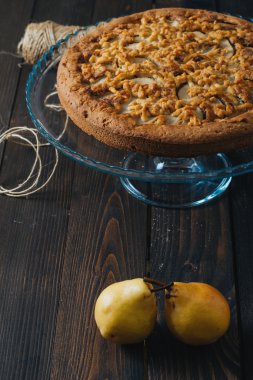 Kakao ve fındık ile armut tart