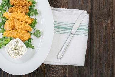 Tahta masada kızarmış tavuk.