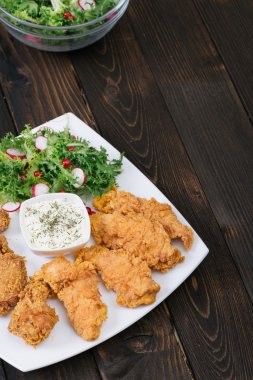 Tahta masada kızarmış tavuk.