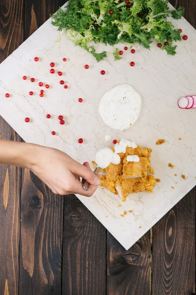 Fried chicken with berries — Stock Photo, Image