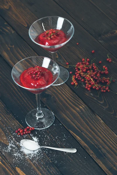 Cocktails rote Leidenschaft auf Holztisch — Stockfoto