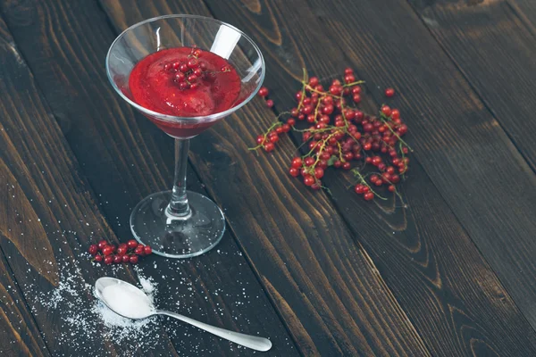 Koktejly červená vášeň na dřevěný stůl — Stock fotografie