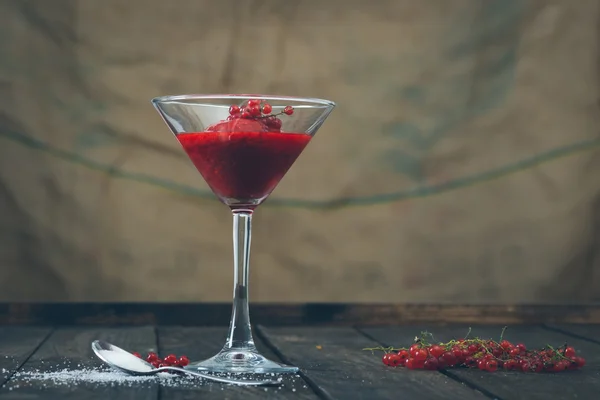 Cocktail rote Leidenschaft auf Holztisch — Stockfoto