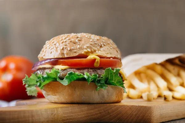 Hambúrguer de carne americana com queijo — Fotografia de Stock