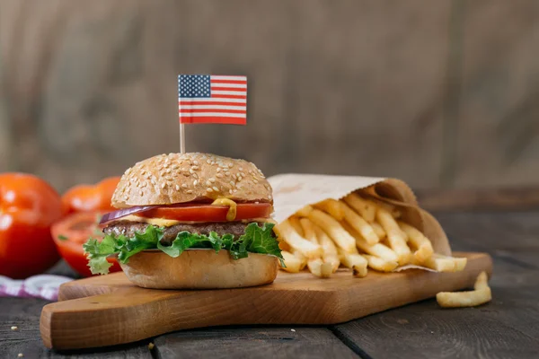 Hambúrguer de carne americana com queijo — Fotografia de Stock