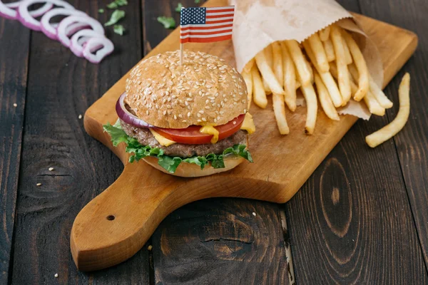 Hamburger di manzo americano con formaggio — Foto Stock