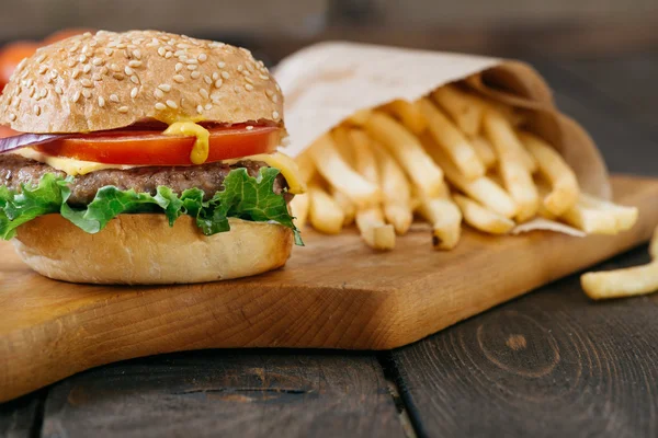 Hambúrguer de carne americana com queijo — Fotografia de Stock