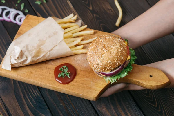 Amerikanska beef burger med ost — Stockfoto