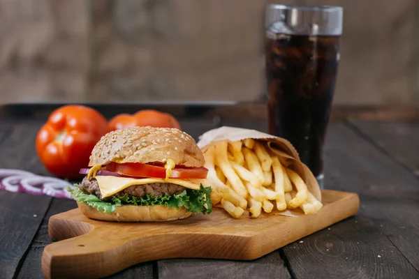 Hambúrguer de carne americana com queijo — Fotografia de Stock