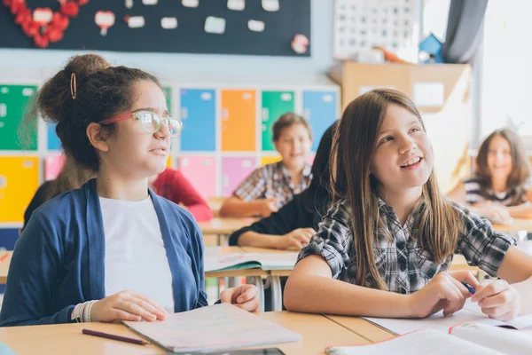 Les écoliers enseignant à l'école — Photo