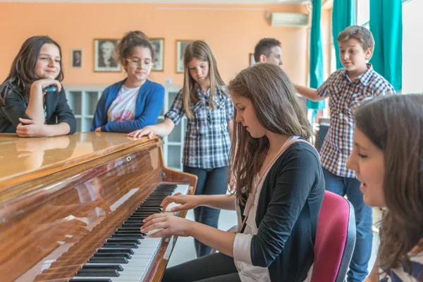 Schoolkinderen onderwijs in school — Stockfoto