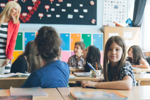 Escolares que enseñan en la escuela —  Fotos de Stock