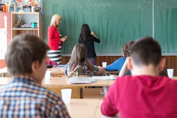 Escolares que ensinam na escola — Fotografia de Stock