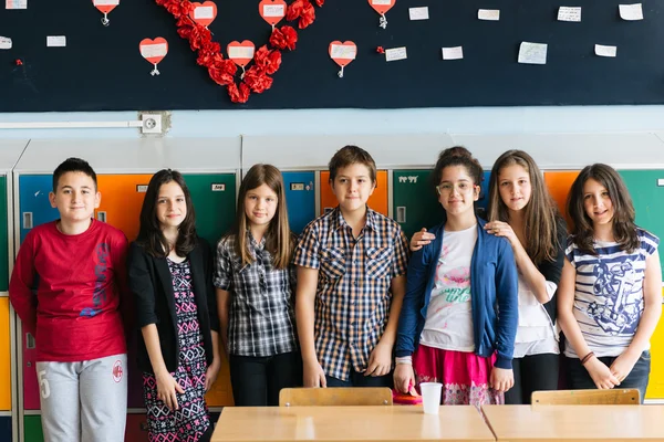 Escolares que enseñan en la escuela — Foto de Stock