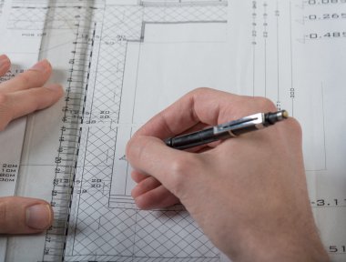 Planı üzerinde çalışan mühendis.