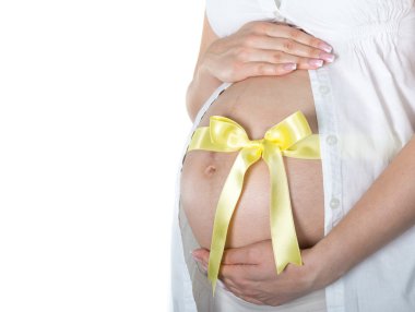 Altı aylık hamile karnına