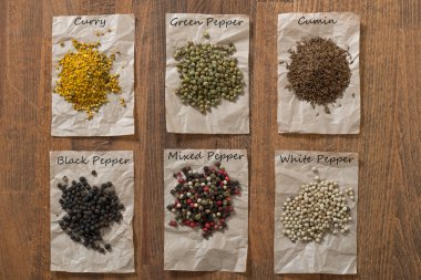 Ahşap masa üzerinde farklı renkli baharat.