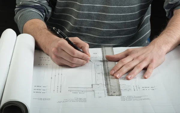 Ingeniero trabajando en el plano . — Foto de Stock