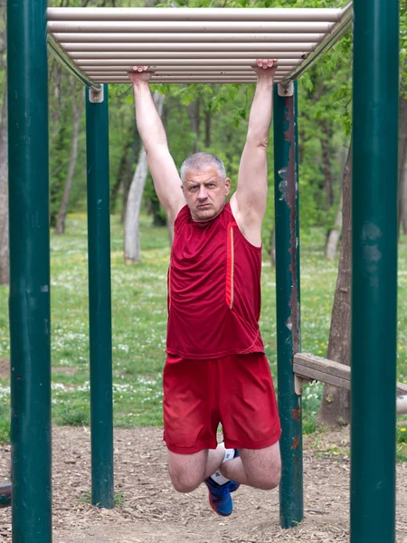 Exercice senior dans le parc sportif — Photo
