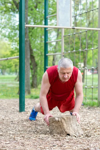 Ejercicio para personas mayores en el parque deportivo —  Fotos de Stock