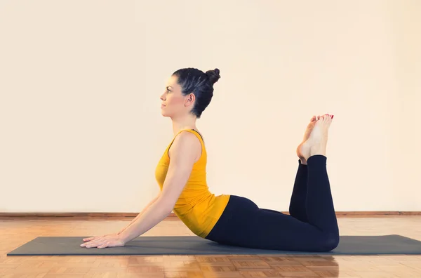 Woman doing yoga. — Stock Photo, Image