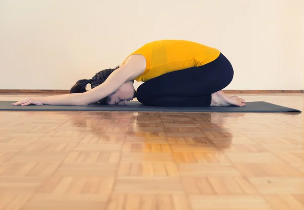 Vrouw doet yoga. — Stockfoto