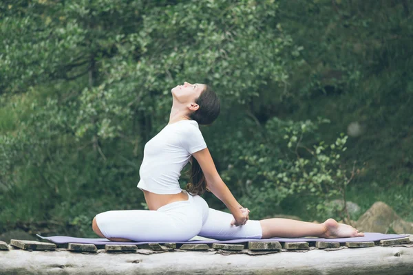 Kadın doğada yoga yapıyor..