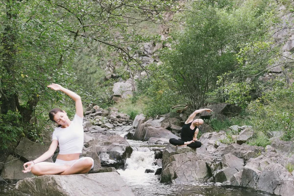 Homem e mulher fazendo ioga na natureza .. — Fotografia de Stock