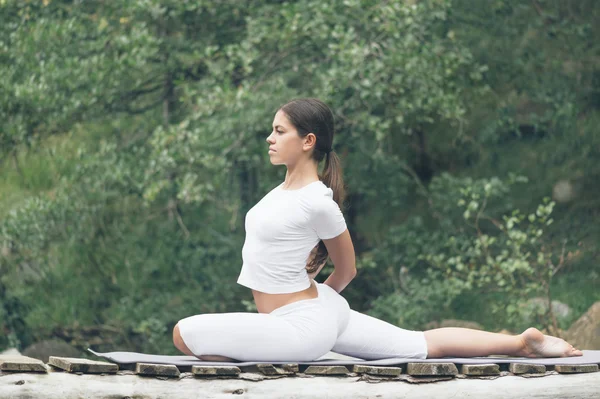 Frau macht Yoga in der Natur. — Stockfoto