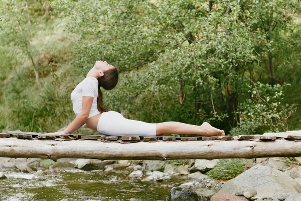 Mulher fazendo ioga na natureza. — Fotografia de Stock