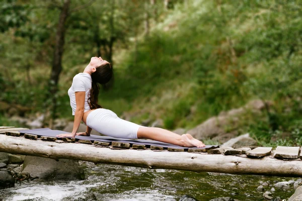 Frau macht Yoga in der Natur. — Stockfoto