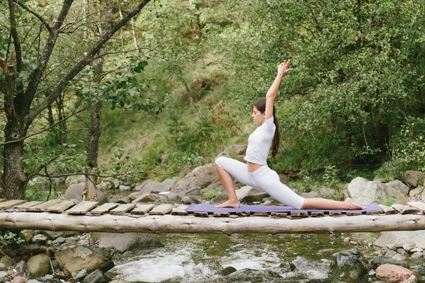 Frau macht Yoga in der Natur. — Stockfoto